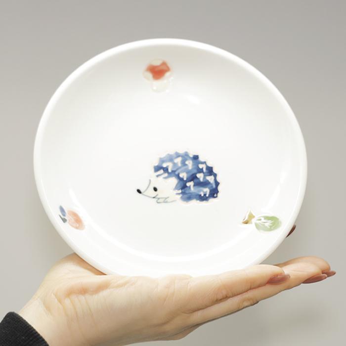 砥部焼 5寸皿 ハリネズミ おしゃれ かわいい 取皿 丸皿 動物 陶器 和食器 手作り 窯元 輝山窯 kizan-001 | 6枚目